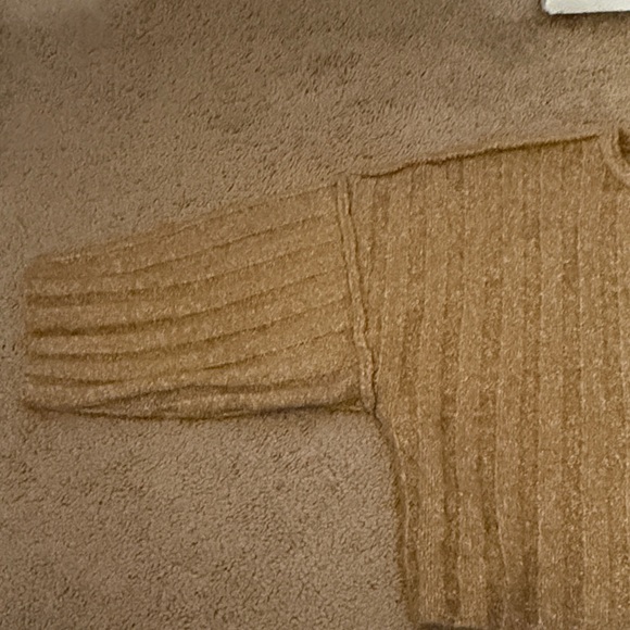 Gold Ribbed Knit Top - Picture 3 of 5